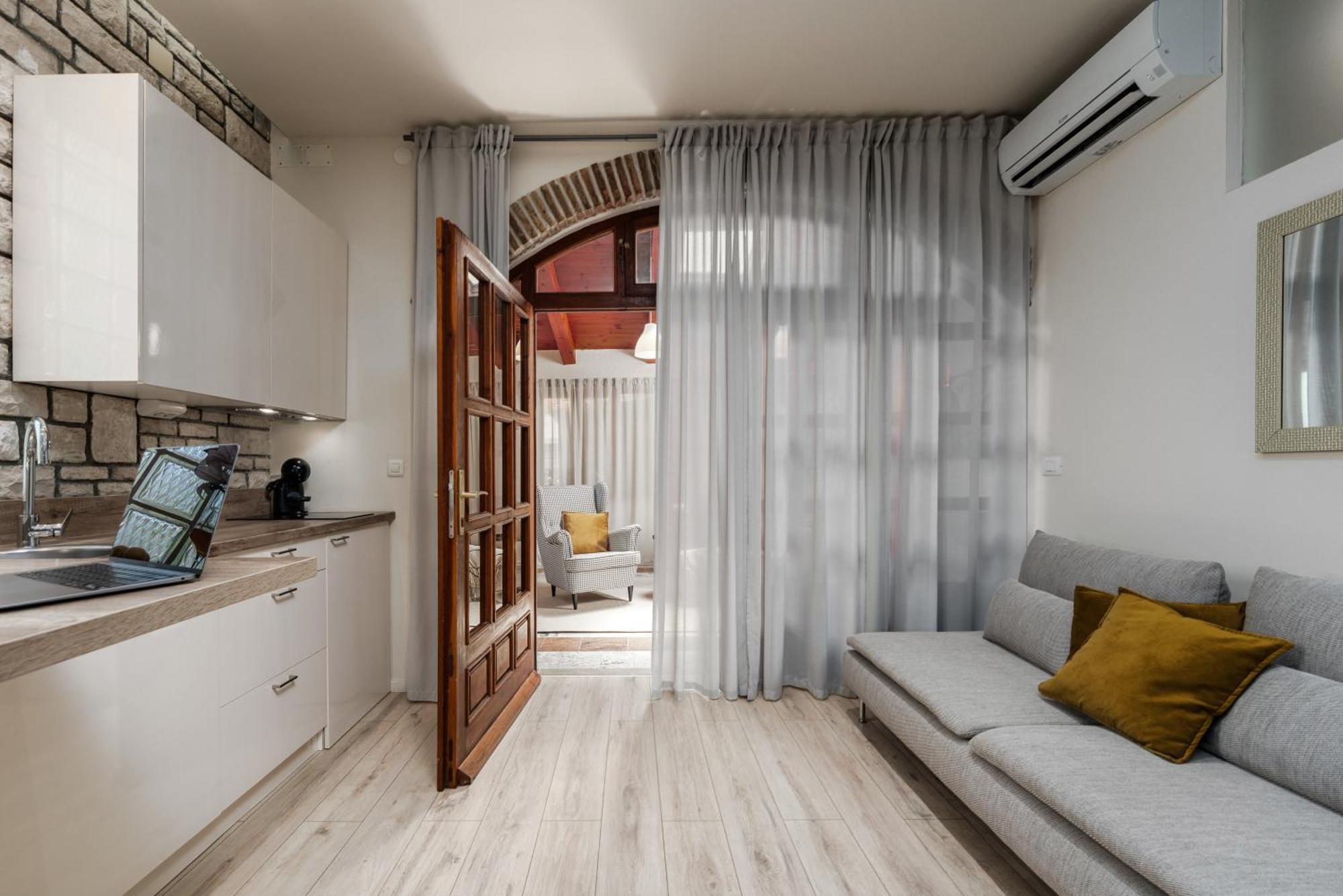Luxe Mr.m 2 Pula